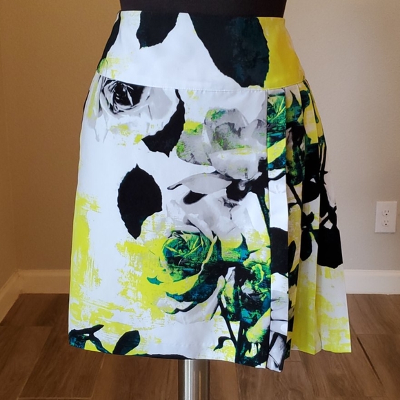 Worthington Dresses & Skirts - WORTHINGTON Side-Zip Floral Skirt W/Side Pleating